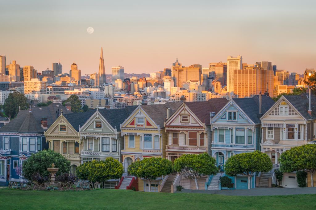 San Francisco row of houses with city view in the background